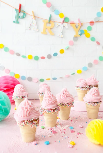 Roze Zachte Serveer Ijs Met Kleurrijke Hagelslag Kleine Wafel Cups — Stockfoto