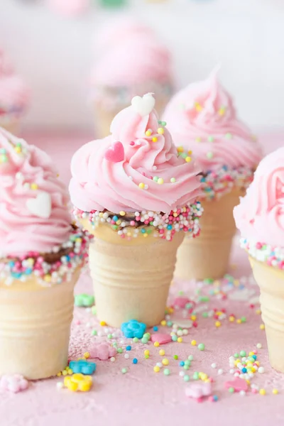 Розовое Мягкое Мороженое Красочными Брызгами Маленьких Вафельных Чашках — стоковое фото