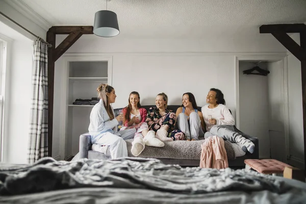 Pieni Ryhmä Naispuolisia Ystäviä Istuu Makuuhuoneessa Viikonlopun Poissa Rentoutuvat Pyjamassa — kuvapankkivalokuva