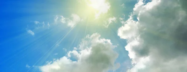Rayos Luz Solar Que Fluye Sobre Fondo Azul Nublado Del —  Fotos de Stock