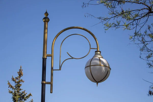 在老公园的长椅上挂着美丽的灯笼 — 图库照片