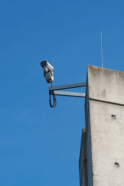 ビルの屋上にあるCctvセキュリティカメラ — ストック写真