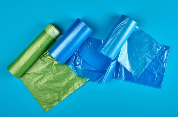 Tres Rollos Enrollados Con Bolsas Basura Plástico Sobre Fondo Azul — Foto de Stock