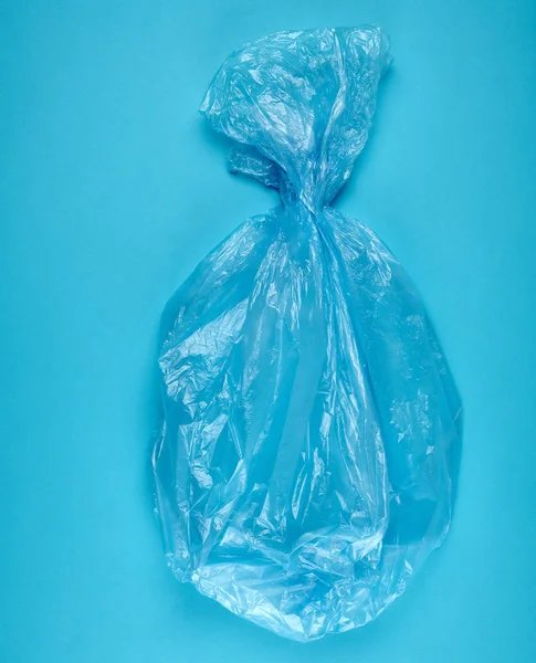 空蓝色塑料袋的垃圾在蓝色背景 顶视图 — 图库照片