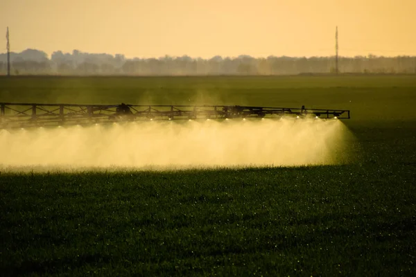 Flüssigdünger Aus Der Traktorspritze Traktor Mit Hilfe Einer Spritze Versprüht — Stockfoto