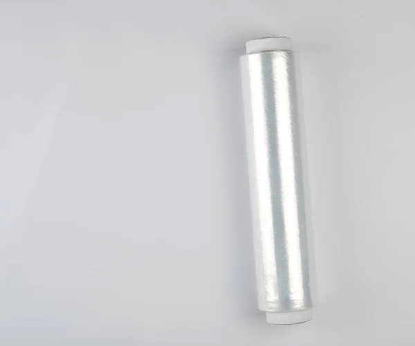 白い背景に食品包装のための透明なポリエチレンのコイルロール コピースペース — ストック写真