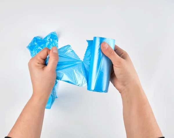 Manos Femeninas Arrancar Una Bolsa Azul Transparente Para Cubo Rollo — Foto de Stock