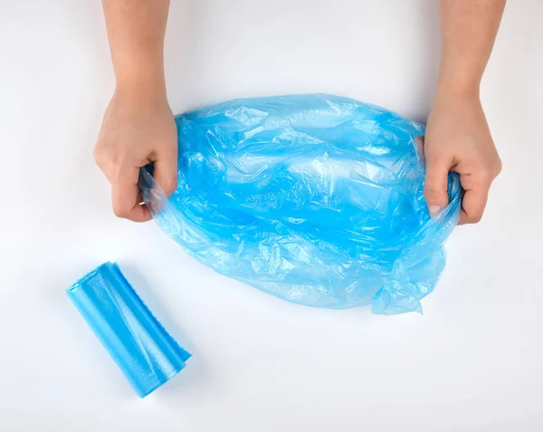 Bolsa Basura Plástico Azul Manos Femeninas Sobre Fondo Blanco Vista — Foto de Stock