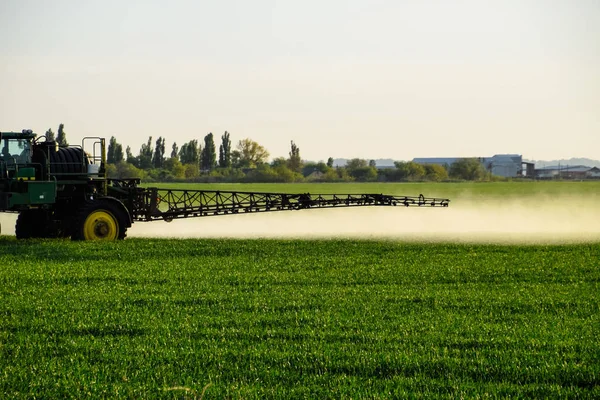 Trator Com Ajuda Pulverizador Pulveriza Fertilizantes Líquidos Trigo Jovem Campo — Fotografia de Stock