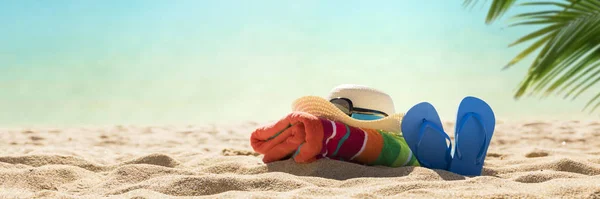 Plážové Doplňky Slamák Žabky Ručník Slunné Tropické Pláži Letní Prázdniny — Stock fotografie