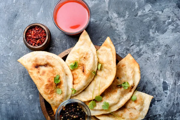 Cheburek Ungesäuertes Patty Mit Hackfleisch Gefüllt Traditionelles Tatarisches Gebäck — Stockfoto