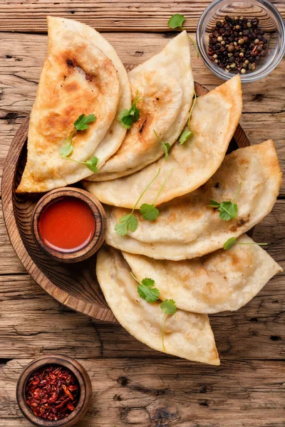 Cheburek Ungesäuertes Patty Mit Hackfleisch Gefüllt Traditionelles Tatarisches Gebäck — Stockfoto