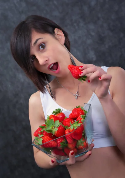 Uma Jovem Morena Bonita Comendo Morango — Fotografia de Stock