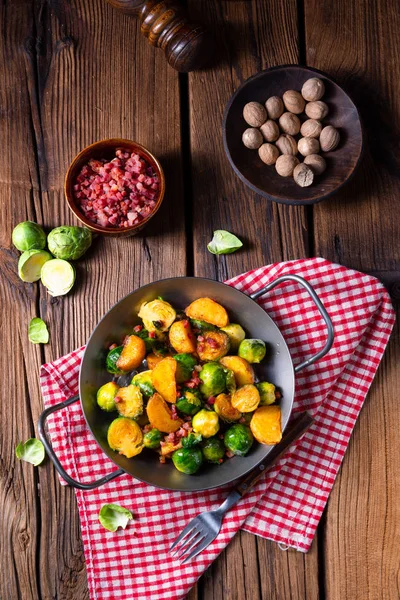 Brysselkål Potatis Pan Med Bacon Rustik Stil — Stockfoto