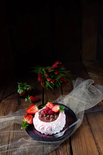 Leichte Pavlova Mit Frischem Obst Und Schokolade — Stockfoto