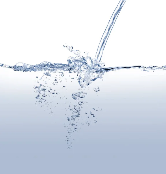 Wasserstrahl Plätschert Vor Weißem Hintergrund Mit Einem Blauton Auf Wasser — Stockfoto