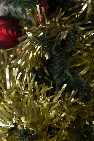 Close Van Gouden Tinsel Decoraties Een Kerstboom — Stockfoto