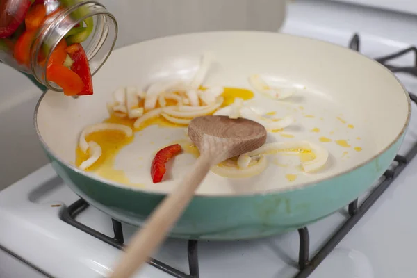 Groene Oranje Rode Gele Paprika Van Een Glazen Pot Toevoegen — Stockfoto