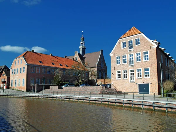 Emden Ostfriesland Goethehaus Musikakademie Neue Kirche Blauer Himmel Wolken Kanal — Stockfoto