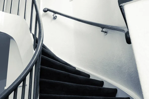 건물의 아파트에서 계단이있는 현대적인 나선형 럭셔리 디자인 클로즈업 — 스톡 사진