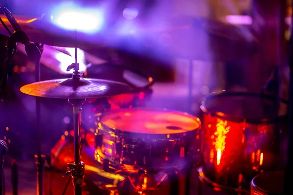 Leeg Abstract Licht Verlicht Podium Met Drumkit Microfoon Drums Meerkleurig — Stockfoto