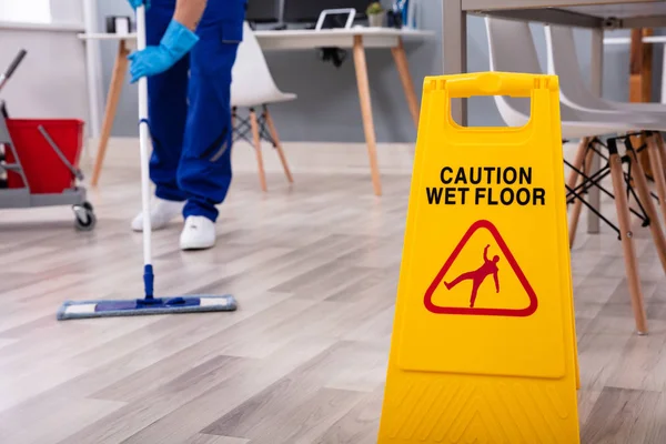 Pria Petugas Kebersihan Dengan Pel Membersihkan Lantai Kantor Modern — Stok Foto