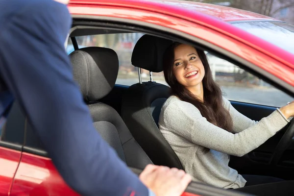 Sorrindo Jovem Falando Com Uma Senhora Sentada Dentro Carro — Fotografia de Stock