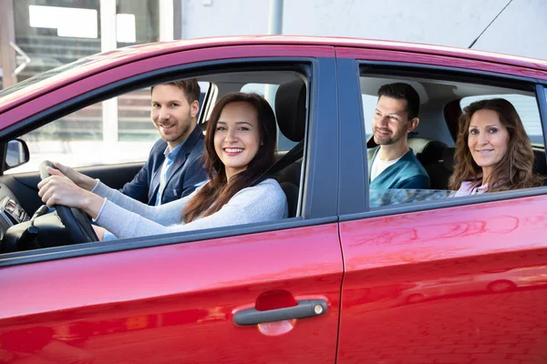 Groep Van Gelukkige Vrienden Hebben Plezier Auto — Stockfoto