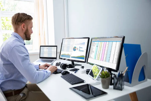 Zakenman Werkt Met Spreadsheets Desktop Computer — Stockfoto