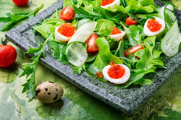 Lente Groente Salade Met Groenen Komkommer Rode Kaviaar — Stockfoto