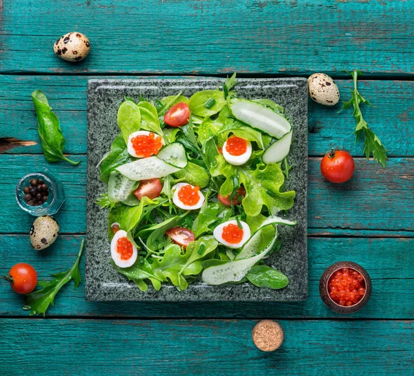 Salada Legumes Primavera Com Verduras Pepino Ovo Caviar Vermelho — Fotografia de Stock