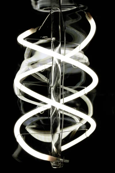 作为灯丝构造的发光二极管发出明亮的光 — 图库照片