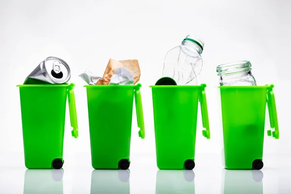 Fila Papeleras Reciclaje Verde Con Botella Usada Lata Fondo Reflectante — Foto de Stock