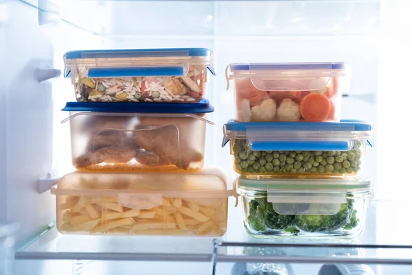 Упаковка Пластиковых Контейнеров Различными Продуктовыми Магазинами Холодильнике — стоковое фото