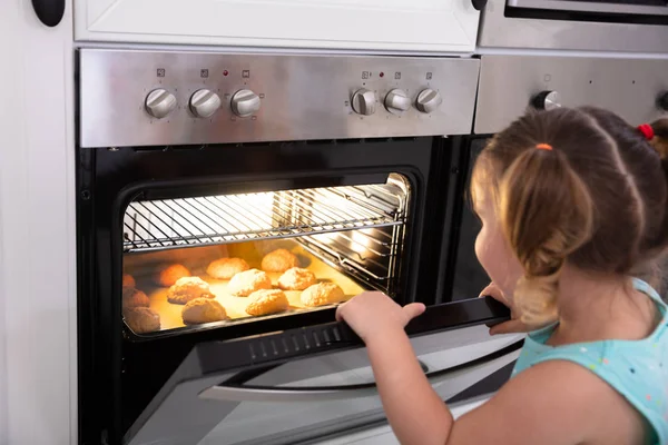 Smiling Little Girl Baking Cookies Oven Home — Stock Photo, Image