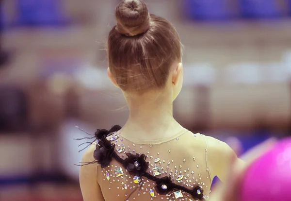 Μικρή Επαγγελματίας Γυμνάστρια Εορταστικό Κολάν Αθλητική Κοπέλα Παίρνει Μέρος Διαγωνισμό — Φωτογραφία Αρχείου
