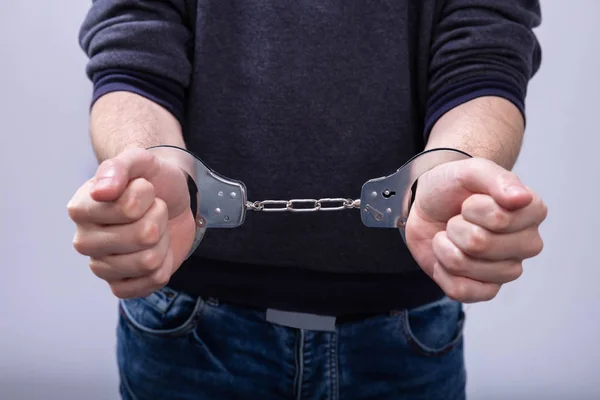 Close Van Gearresteerd Man Hand Met Handboeien — Stockfoto