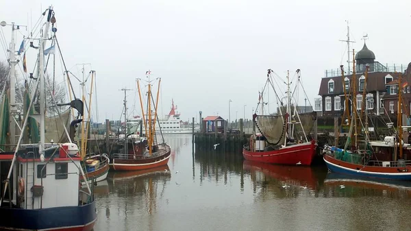 Port Rybacki Neuharlingersiel Fryzja Wschodnia Trawler Kraby Przypływ Słona Woda — Zdjęcie stockowe