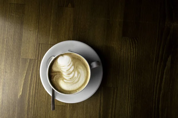 Kaffe Med Mjölk Vit Kopp Ett Brunt Bord Och Sked — Stockfoto
