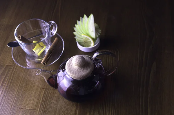 Ein Glas Aufgebrühten Tees Und Ein Glas Zitrone Einer Gläsernen — Stockfoto