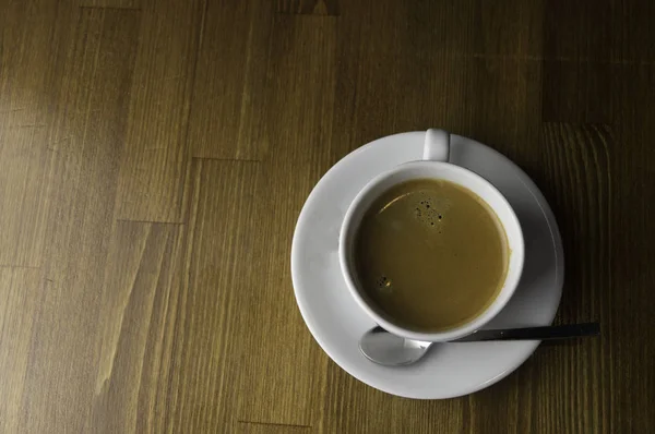 Eine Tasse Kaffee Und Ein Löffel Auf Einem Braunen Tisch — Stockfoto