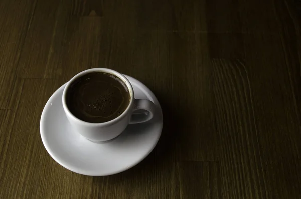 Café Com Leite Uma Xícara Branca Colocada Uma Mesa Marrom — Fotografia de Stock