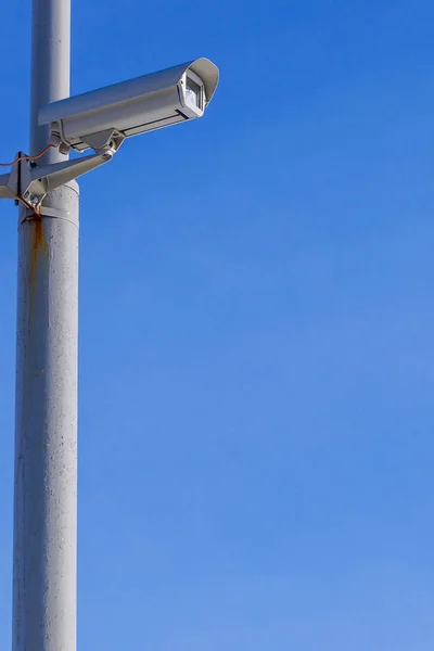 Überwachungskameras Vor Dem Blauen Himmel Überwachen Das Bild Hat Einen — Stockfoto