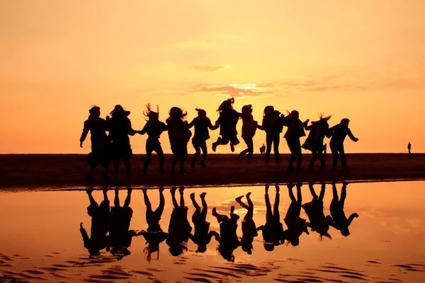 Силует Молодих Жінок Пляжі Заходу Сонця Стрибки Молодих Дівчат Відображенням — стокове фото