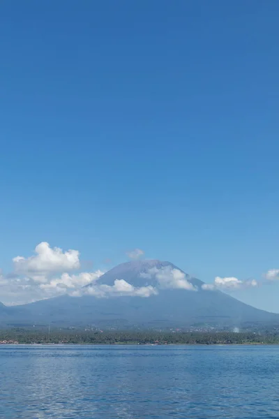 从海上可以看到阿贡火山 巴厘岛 印度尼西亚 — 图库照片