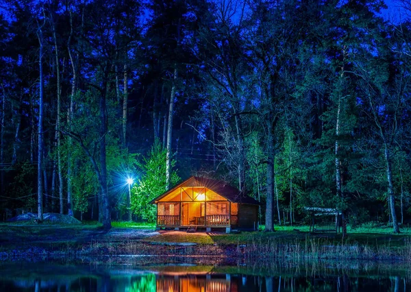 Casa Madeira Floresta Conifurosa Perto Lagoa Noite — Fotografia de Stock