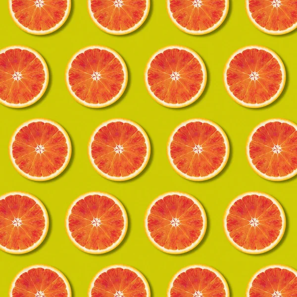 Motif Géométrique Tranches Fruits Rouges Orange Sur Fond Couleur Verte — Photo