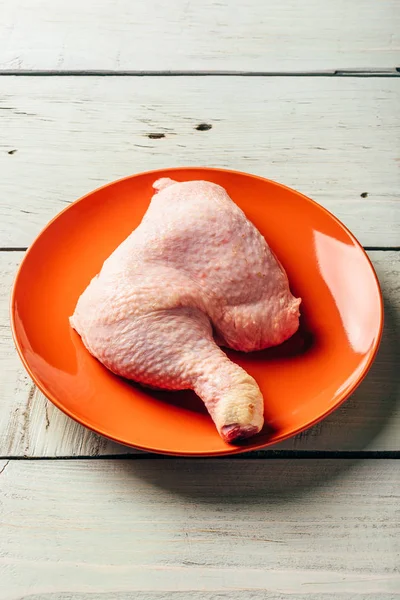 Jambe Poulet Sur Assiette Orange Sur Table Bois Clair — Photo