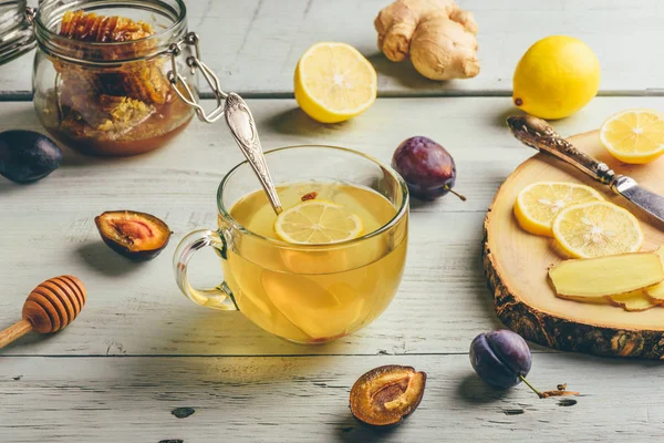 レモン 生姜を木の表面にかけたお茶のカップ — ストック写真