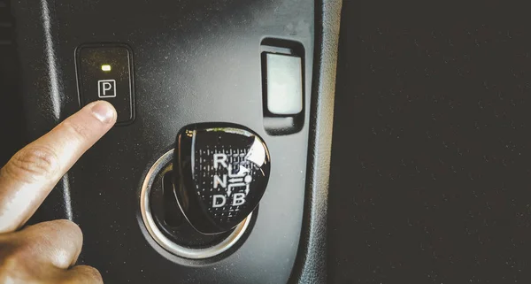 Ручний Палець Натисніть Кнопку Передачі Парку Автоматичному Автомобілі Внутрішньої Передачі — стокове фото
